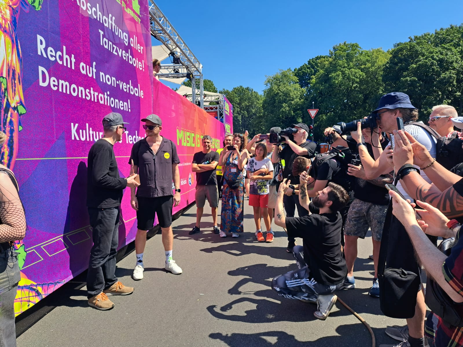 Auszeichnung überreicht