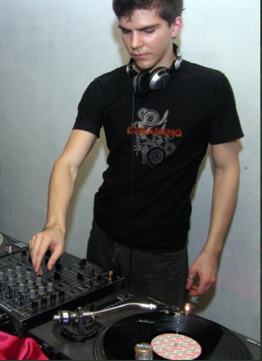 Tomasz an den Decks 2004 in Warschau, Foto: Piekarnia
