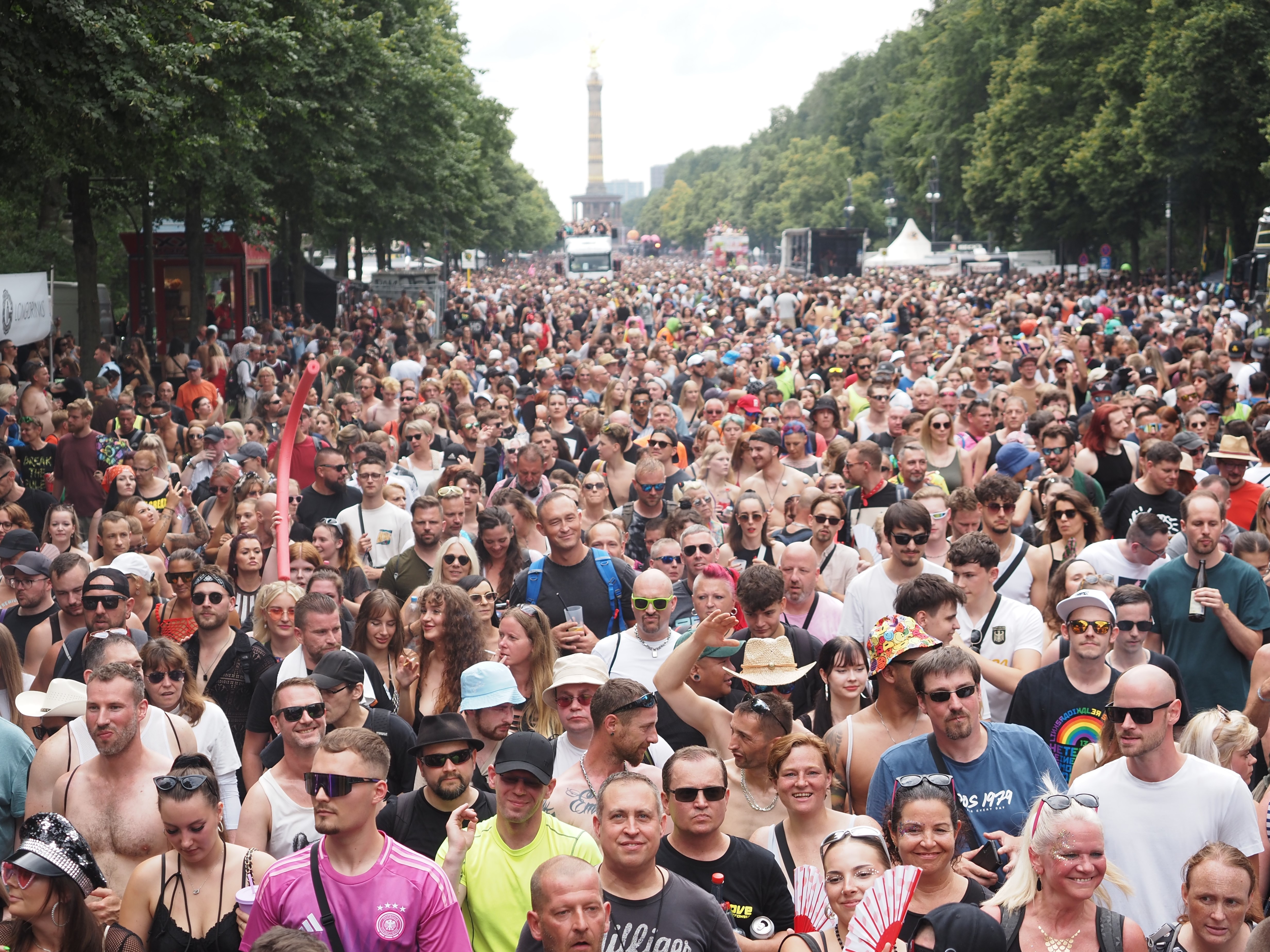 Viele Menschen bei der Rave The Planet, Foto: Chris Bellevue