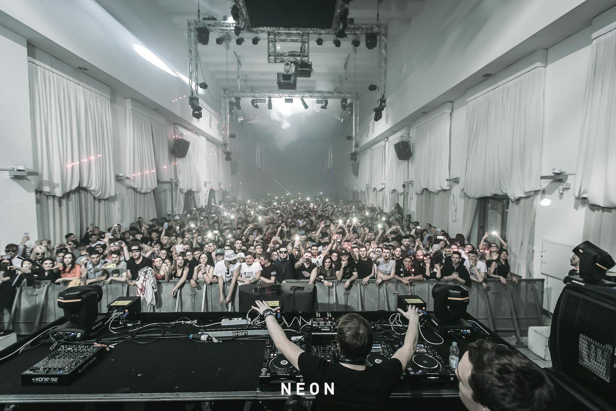 Gary Beck bei einem Auftritt in einem großen Saal