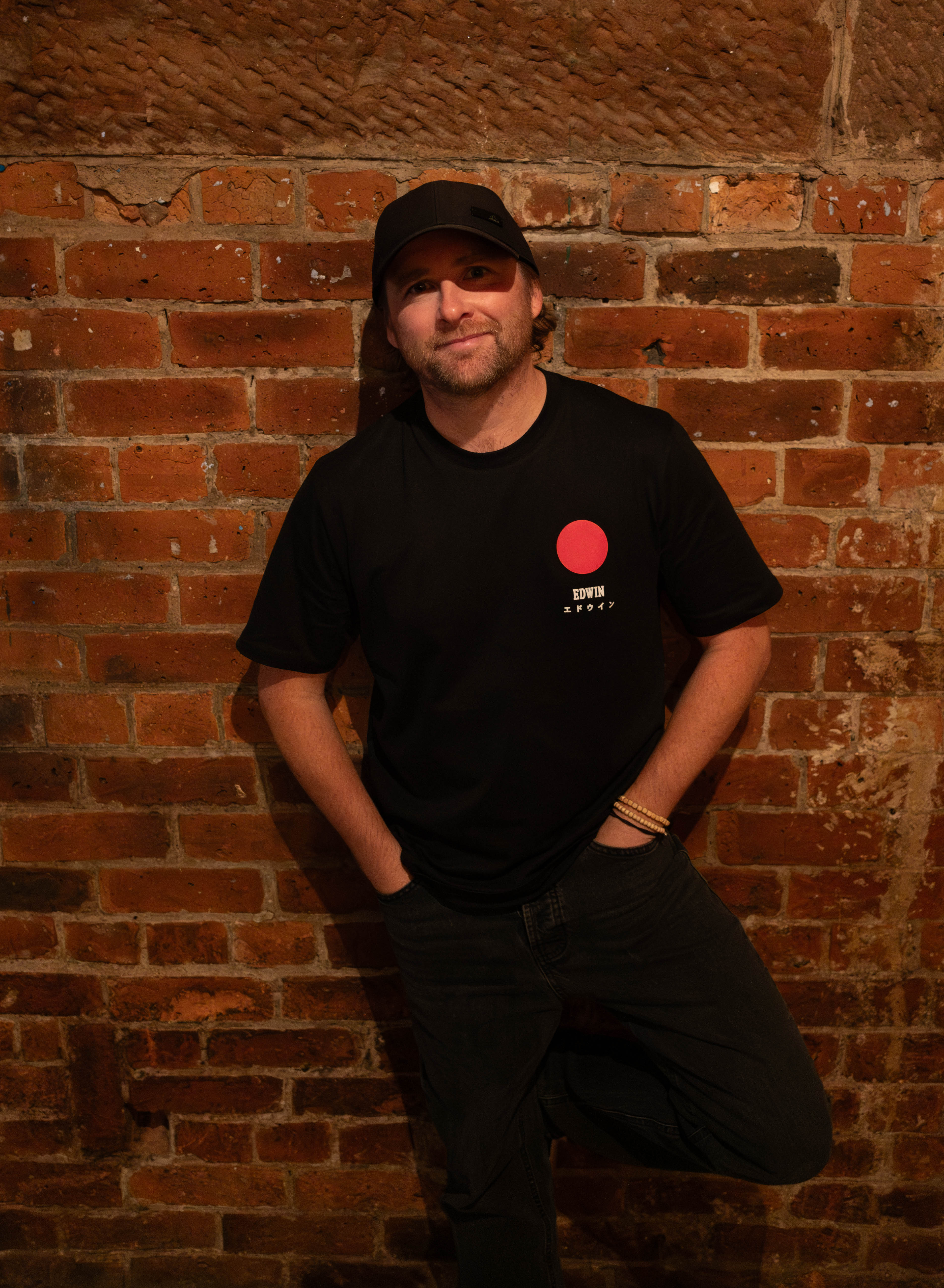 Gary Beck steht vor einer Mauer