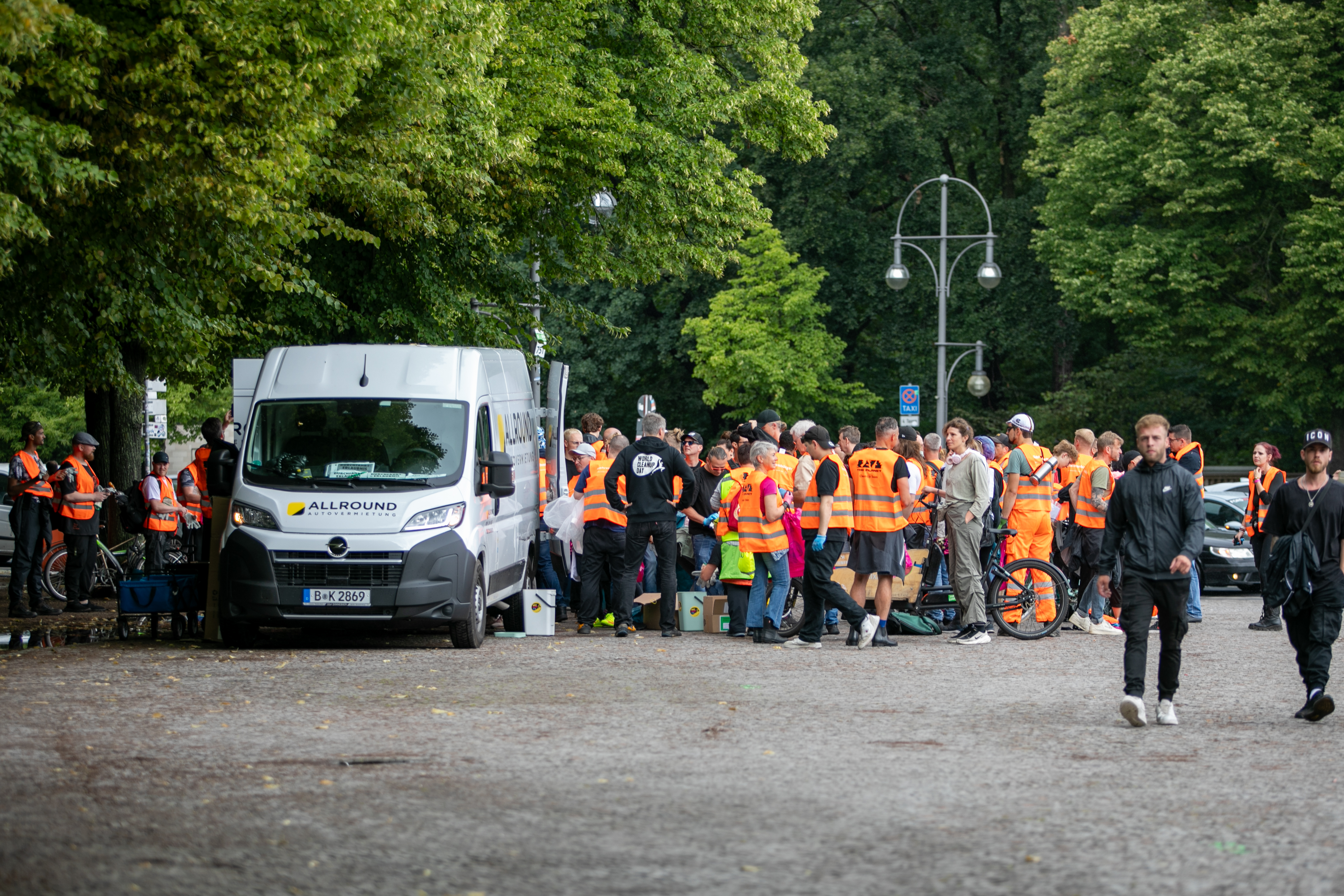 Alle Helfer*innnen am Van, der das nötige Material zum Abfallsammeln bereithält.