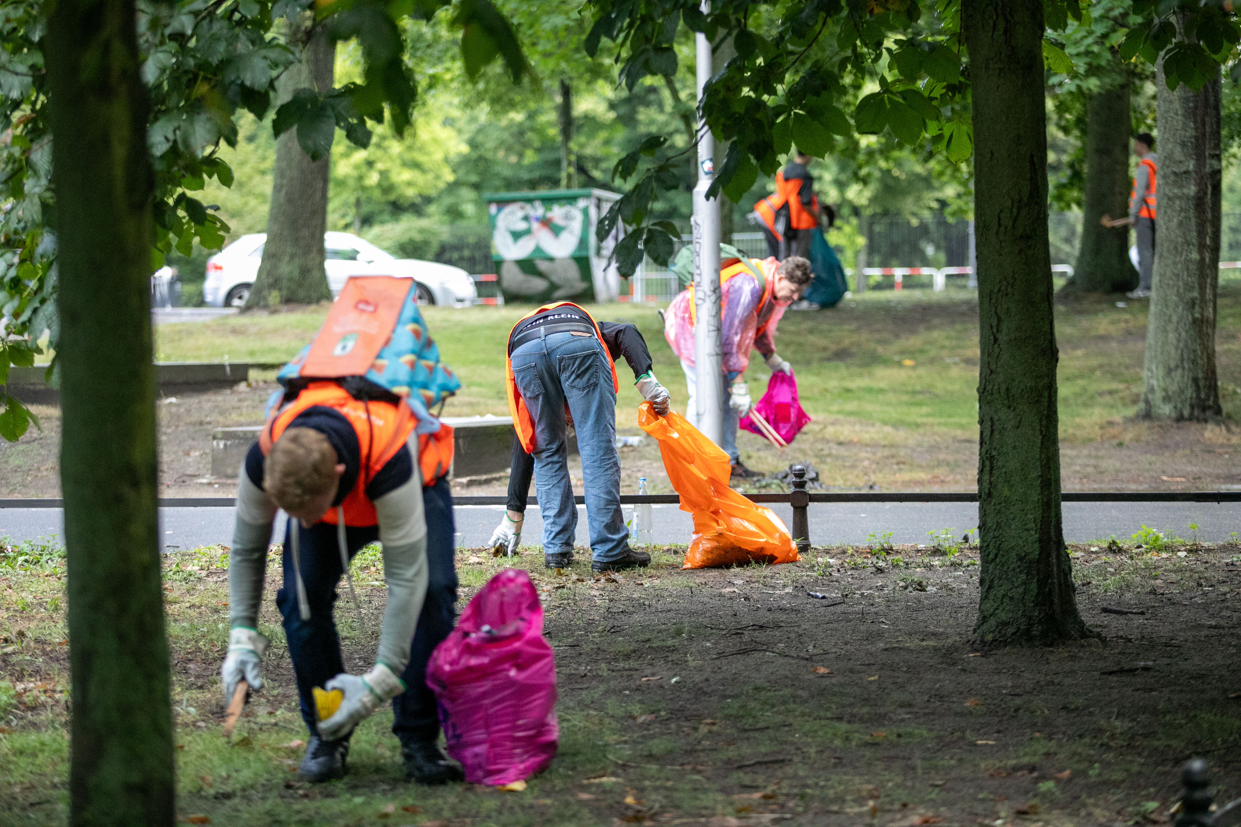 Mehrere Müllsammler*innen im Tiergarten
