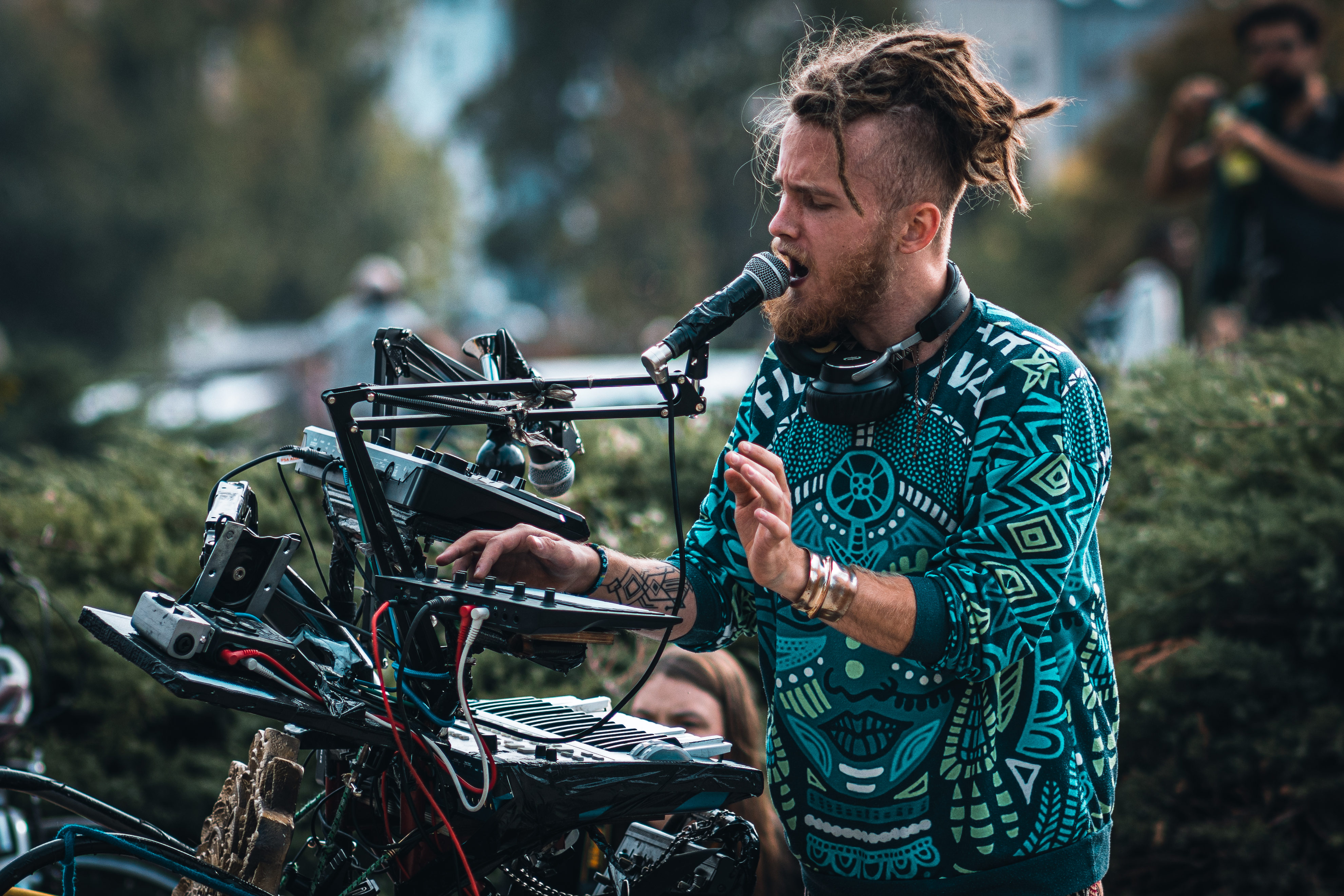 Gray Contrast singt an seinem Setup