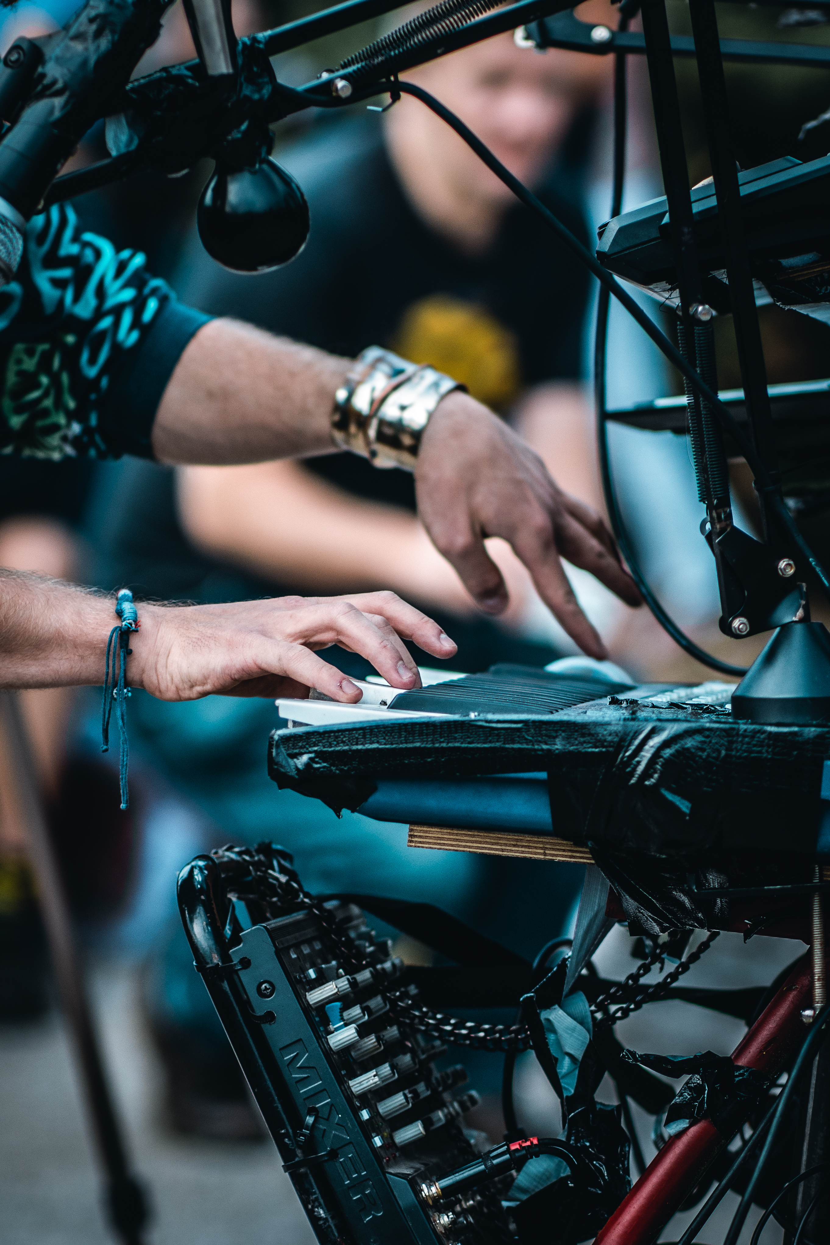 Close-Up von Gray Contrast's Händen am Synthesizer, Foto Coda Photography