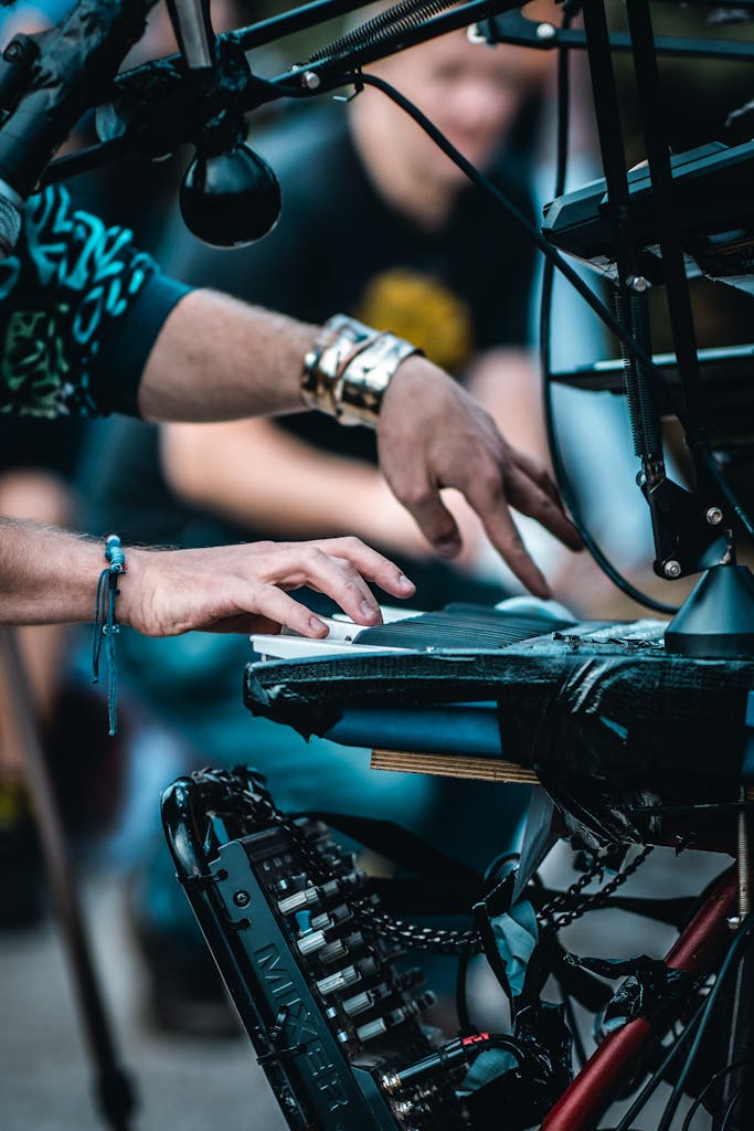 Close-Up von Gray Contrast's Händen am Synthesizer, Foto Coda Photography