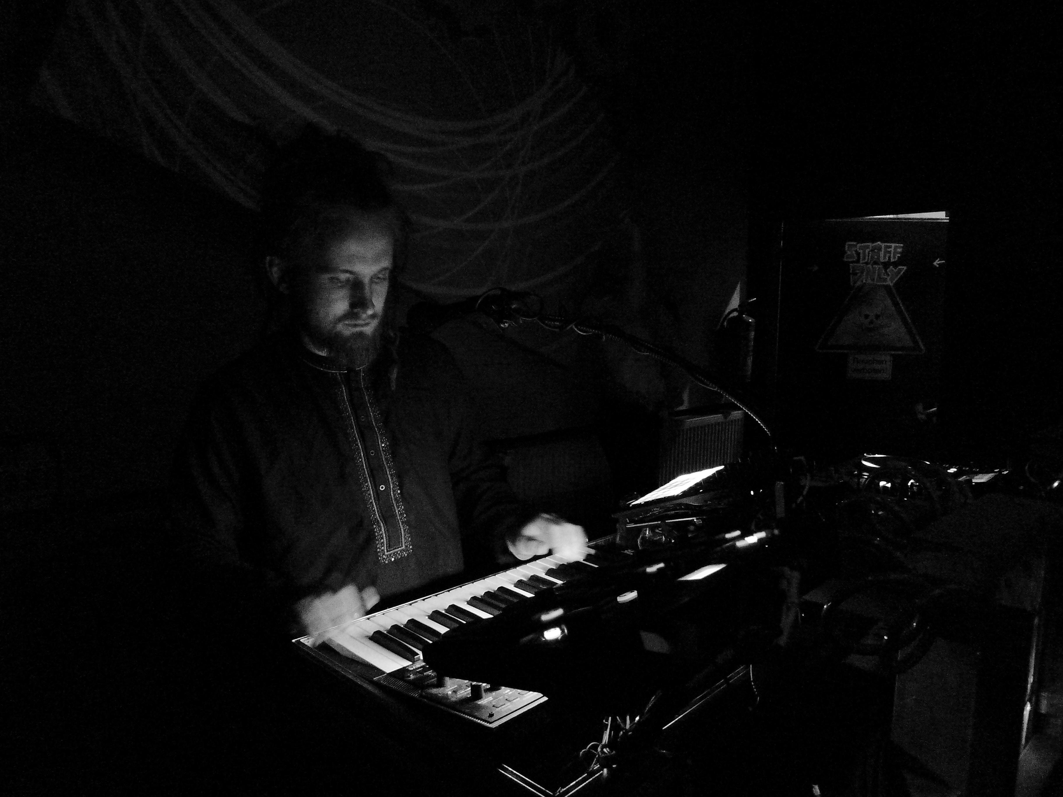 Gray Contrast bei seinem Helferfest-Auftritt am Synthesizer