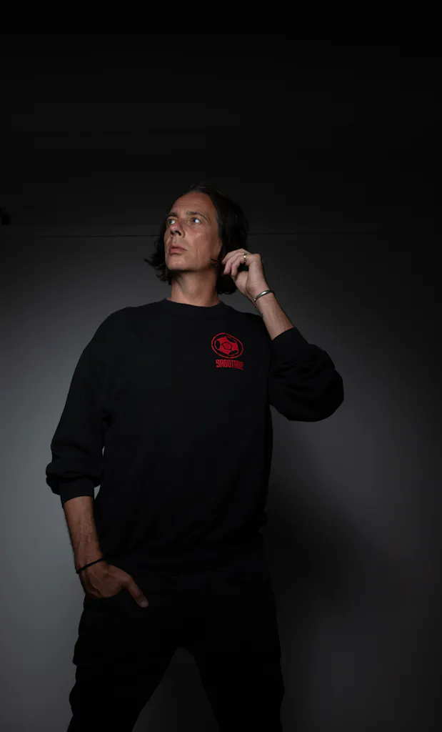 Press photo of Marc van Linden in black outfit
