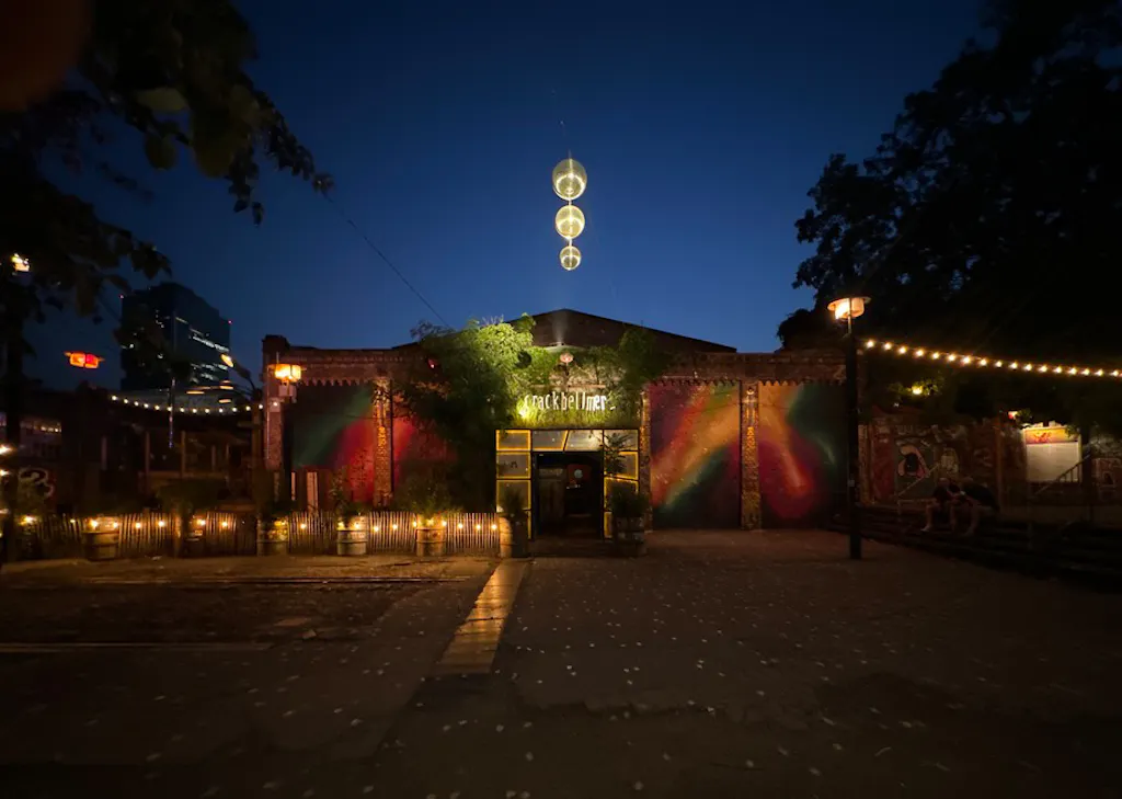 Crack Bellmer Eingang bei Nacht, Foto: Crack Bellmer