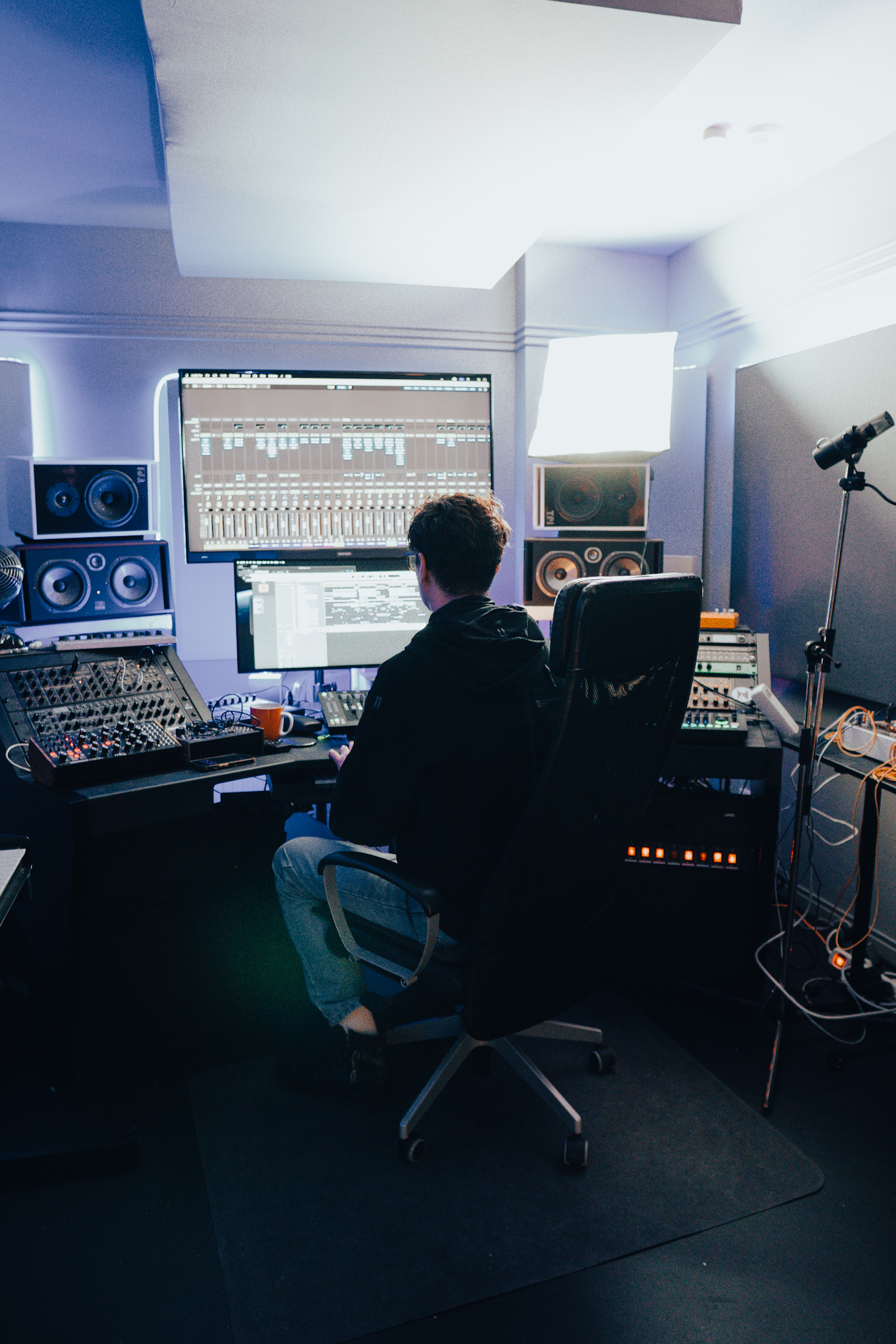 André Winter im Studio von hinten