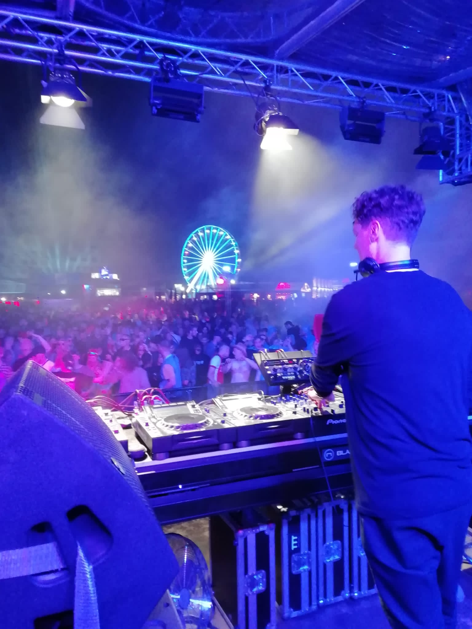 André Winter hinter den decks bei einem Festival
