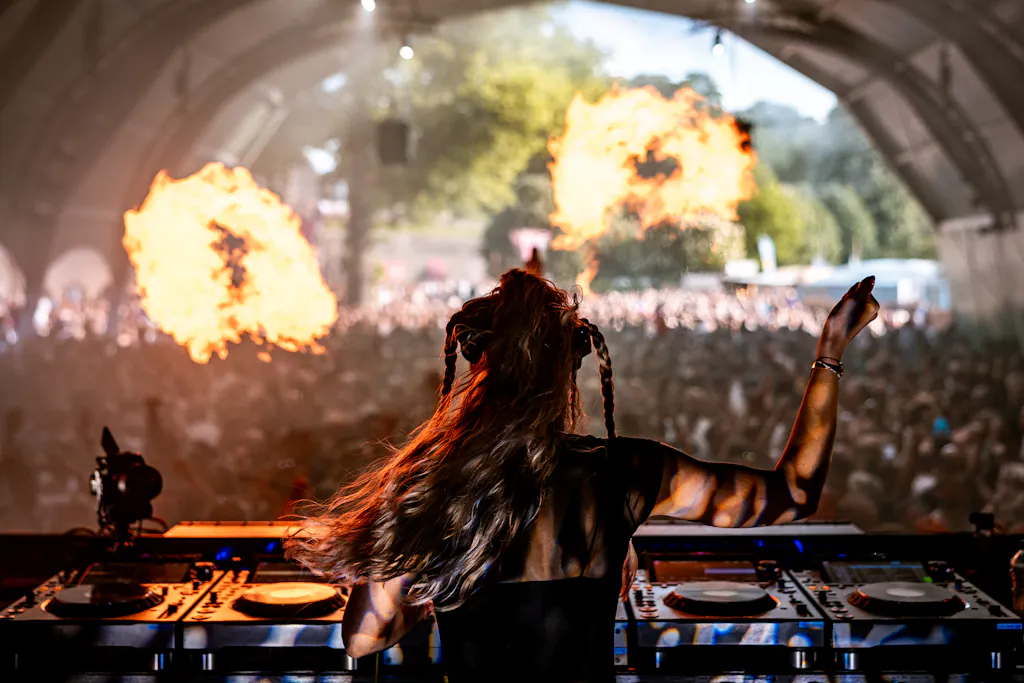 Zuhause auf großen Bühnen und in intimen Clubs, Foto: Tom Dieleman