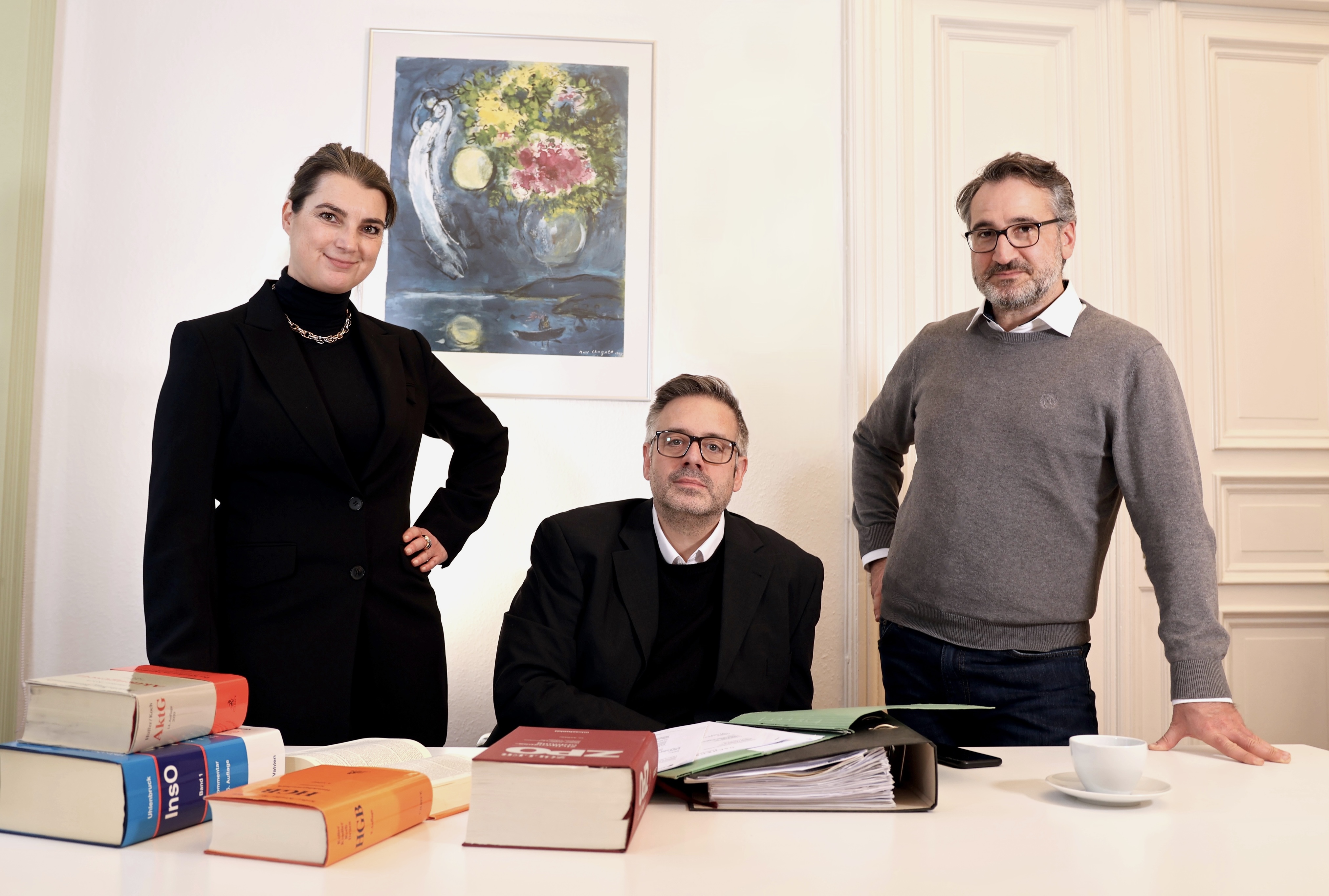 Perspektivwechsel: Timm mit seinem Kanzlei-Team, Foto: Tomasz Guiddo @guiddolomo