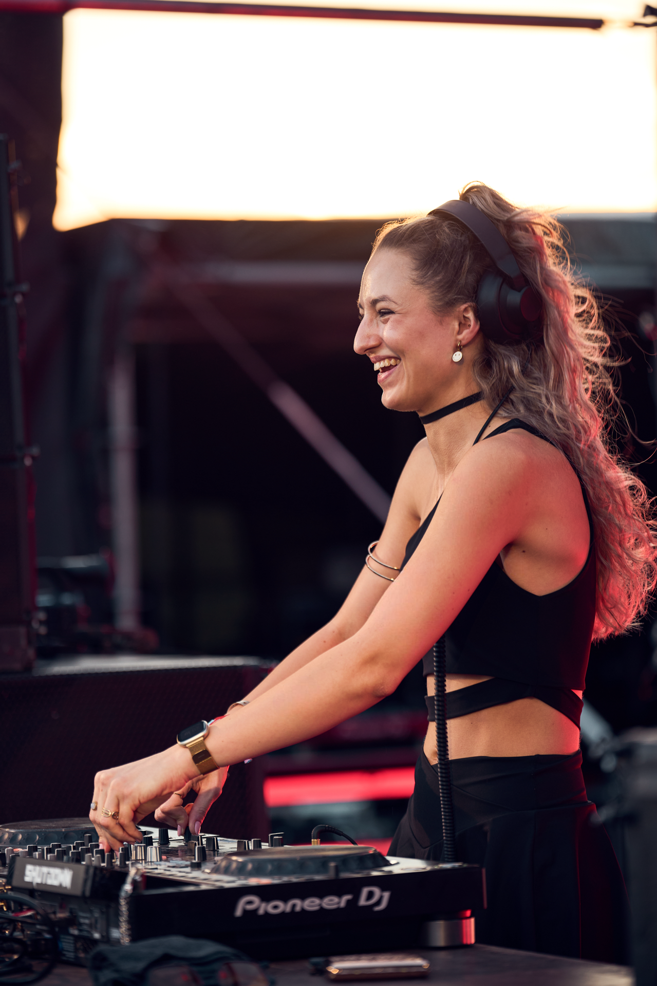 Tommahawk hinter den Decks beim SonneMondSterne Festival 2024, Foto: Pascal Mühlhausen