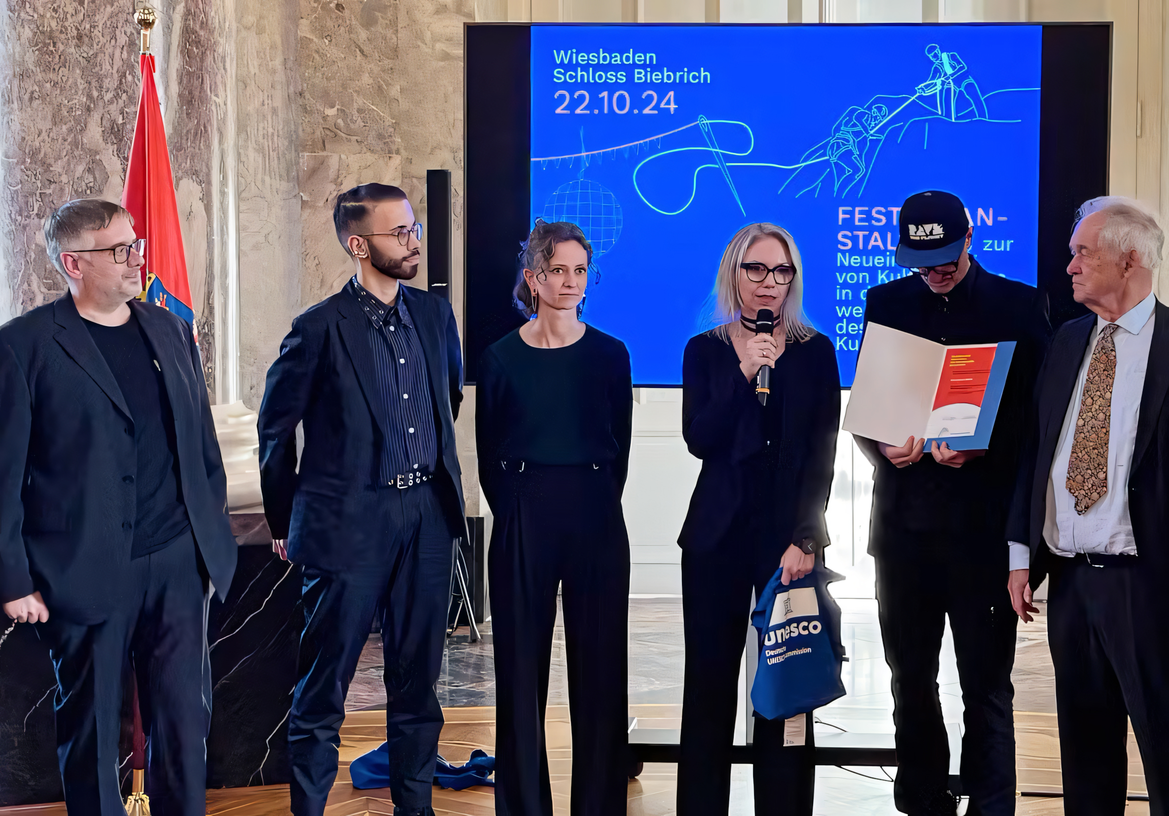 Müde aber happy: Timm (links im Bild) bei der Urkundenübergabe in Wiesbaden